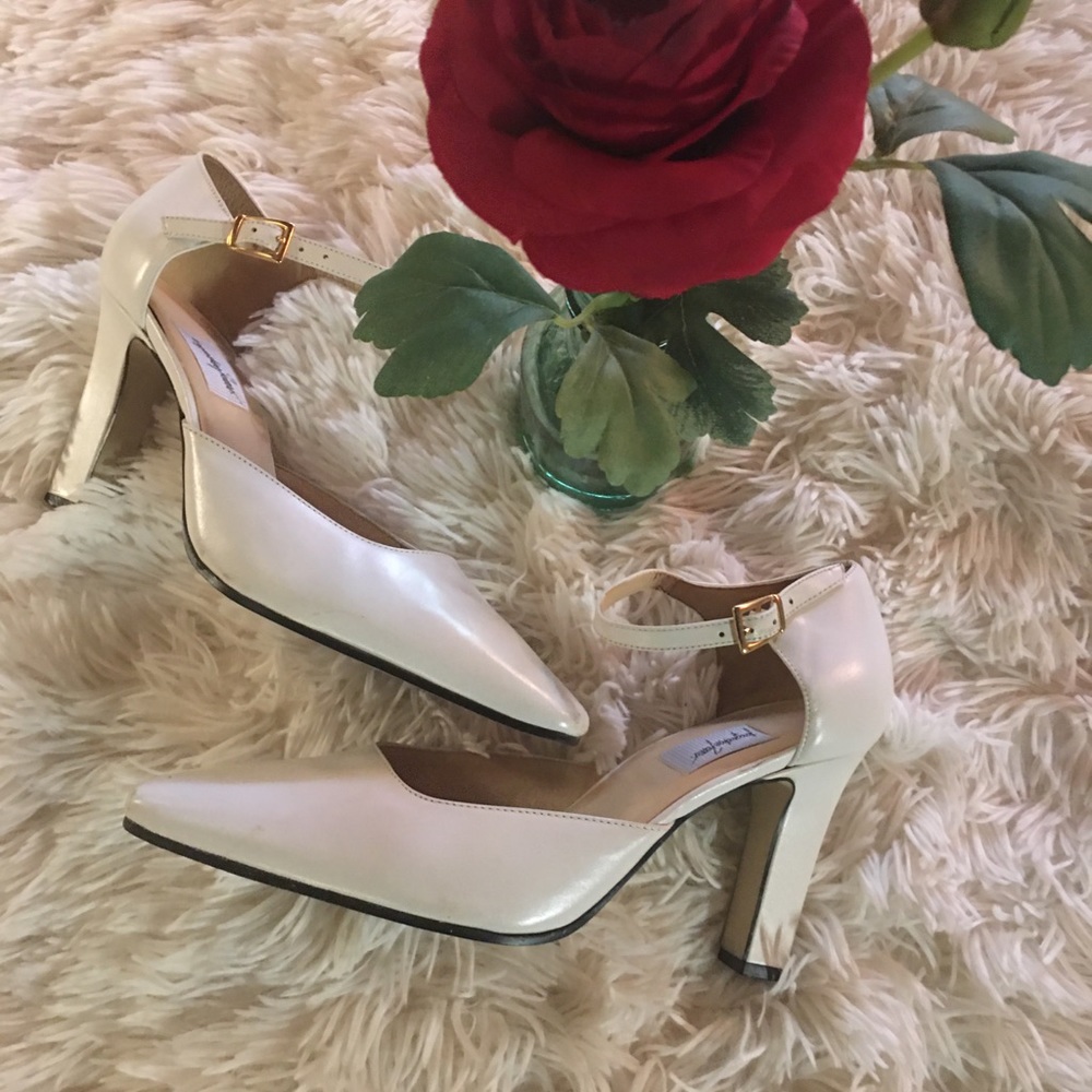 Jacqueline Ferrar - wt/vintage pump, with strap👜